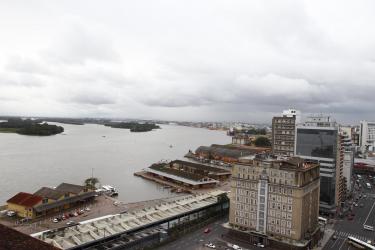 Dia começa com sol e nuvens. Aumento de nebulosidade. Chance de chuva na segunda metade da segunda-feira. Menor variação de temperatura. Mínimas de 14°C a 16°C e máximas de 20°C a 23°C.