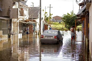 Comitiva da prefeitura visita população das áreas afetadas pela enchente.