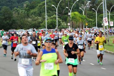 Largada da 14ª corrida Aniversário de Porto Alegre - Local: Av. Edvaldo Pereira Paiva – próximo ao Marinha 