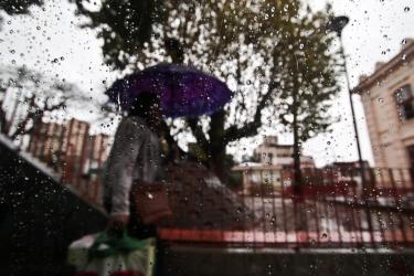 Dia de frio intenso e céu encoberto.
