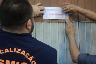 Procon interdita loja veterinária na avenida Júlio de Castilhos 