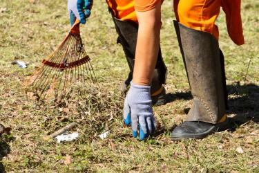 SMSurb realiza limpeza de praças da cidade
