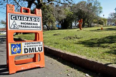 SMSurb realiza limpeza de praças da cidade