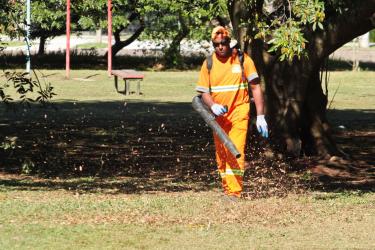 SMSurb realiza limpeza de praças da cidade