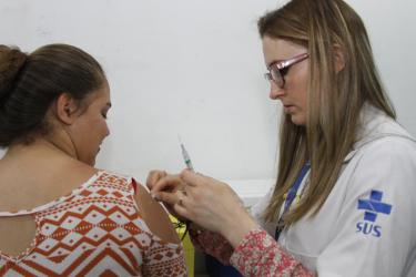 SAÚDE SMS na Semana de Vacinação de Adolescentes. Equipe da US Safira atualiza vacinas dos adolescentes da EE Mariz e Barros. Local: EE Mariz e Barros. Bairro Mario Quintana