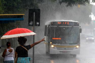 Frente fria alcança a área da Capital, trazendo muitas nuvens e chuva no decorrer do dia.