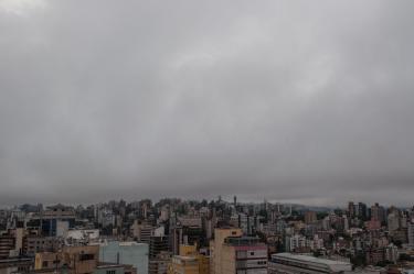 A nebulosidade predomina e nuvens carregadas com raios e trovoadas ainda provocam chuva forte e com altos volumes em parte do dia. O risco de queda de granizo será baixo. A sequência de dias chuvosos com precipitação forte e volumosa devem agravar os transtornos. Da tarde para a noite a instabilidade enfraquece. A temperatura diminui um pouco mais a noite. Mínimas entre 16°C e 18°C e máximas entre 19°C e 21°C.