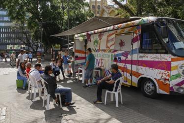 SMS através da Coord. IST/Aids, promove ação de rua com a realização de teste rápido no ônibus do Fique Sabendo. 