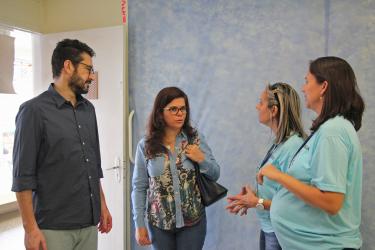 O secretário municipal de Educação, Adriano Naves de Brito (E), esteve presente ao ato. EDUCAÇÃO