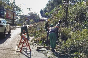 Av. Wenceslau Escobar esquina Rua Xavier Simões, bairro Tristeza. SMSURB