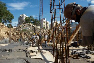 Obra em execução R9 - Reservatório da Macrodrenagem do Arroio Areia, localizado na Praça Fortunato Pimentel.