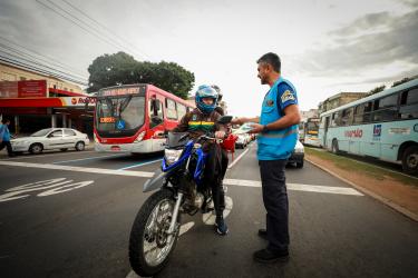 EPTC - Ação educativa sobre o uso correto dos bolsões motociclistas