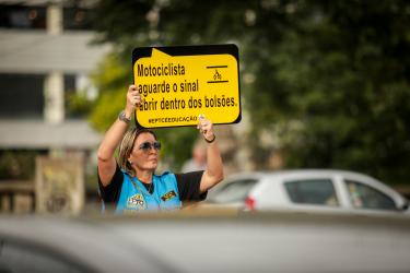 EPTC - Ação educativa sobre o uso correto dos bolsões motociclistas