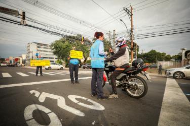 EPTC - Ação educativa sobre o uso correto dos bolsões motociclistas