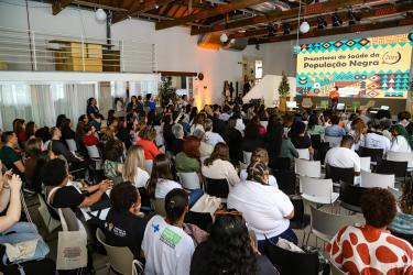 Apresentação musical com Pâmela Amaro (voz e cavaquinho) no Espaço Sankofa (Arena Gondoleiros). SMS