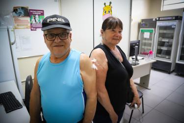 Casal, Moacir e Vera Regina, vieram juntos se vacinar. SMS