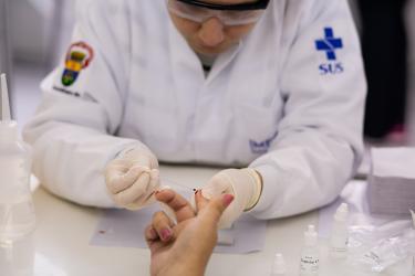 Ação de combate à sífilis leva exames ao Largo Glênio Peres
