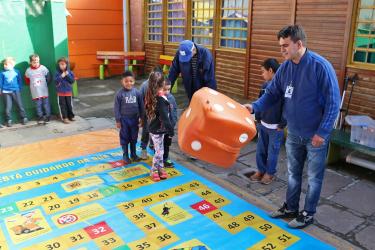 DMLU participa de festa das crianças na avenida Cristóvão Colombo