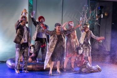 Inimigos na Casa de Bonecas no palco do Renascença