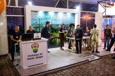 Domingo tem atividades culturais no estande da Feira do Livro