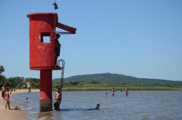 Porto-alegrenses aproveitam o feriado nas praias da Capital
