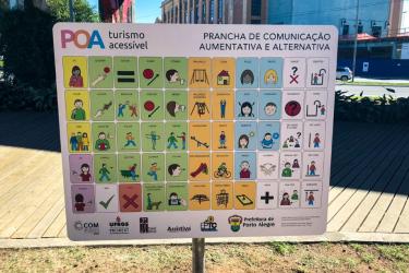 Prefeitura instala placas de comunicação alternativa na praça Júlio de Castilhos