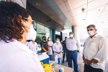 Prefeito acompanha vacinação em drive-thrus neste sábado
