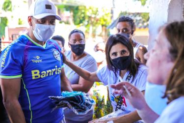 Gabinete da Primeira-Dama faz doações no bairro Cascata 