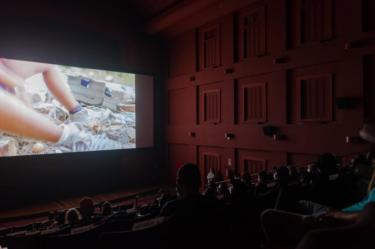 Pessoas em situação de rua participam de sessão de cinema no Capitólio 