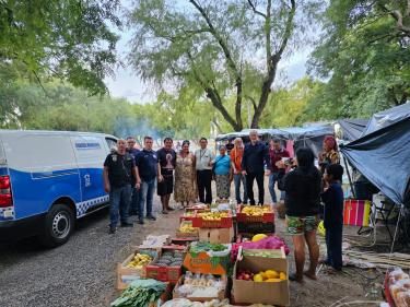 Indígenas recebem doação de alimentos dos produtores da Feira Modelo