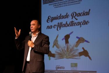 Mais de 300 professores participam do Seminário de Equidade Racial na Alfabetização