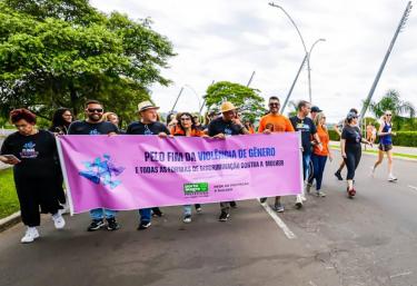 Caminhada mobiliza participantes contra a violência de gênero em Porto Alegre