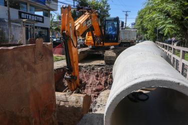 A obra comtempla a implantação de 700 metros de rede no diâmetro de 1000 e 1200 milímetros