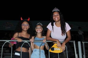 Amigas chegaram cedo para garantir um bom lugar nas arquibancadas gratuitas