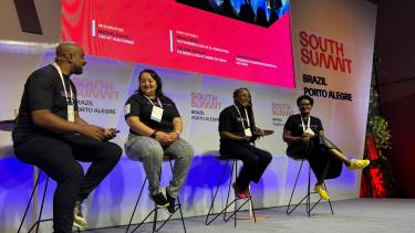 Empreendedores comunitários reunidos em painel do HackaPOA no South Summit