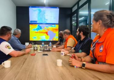 Prefeito alinha estratégias climáticas com Defesa Civil e especialistas