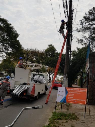 Projeto-piloto inicia instalação de luminárias de LED na avenida Nonoai