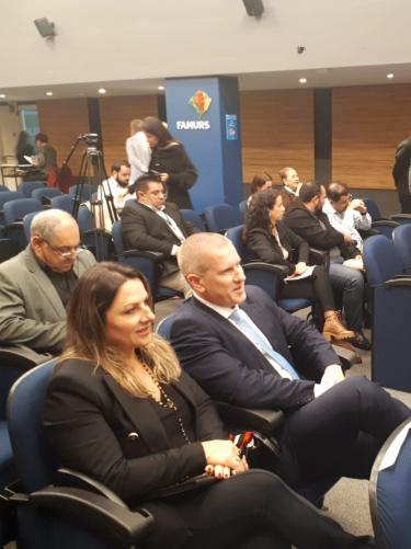 Secretário Rodrigo Fantinel e a  procuradora-geral adjunta da PGM, Cristiane Nery, acompanham audiência pública sobre reforma tributária