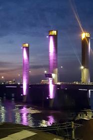 Iluminação da Ponte do Guaíba alerta sobre o câncer de mama