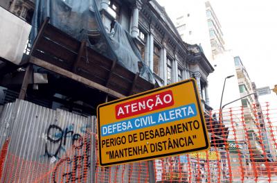 Em maio deste ano, cumprindo determinação judicial de 2016, a prefeitura interrompeu a circulação de veículos e pedestres nas imediações do imóvel