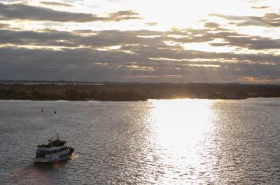 O sábado não será muito diferente, a temperatura sobe rápido, e não chove. No decorrer da noite, a quantidade de nuvens aumenta com a aproximação de uma frente fria
