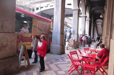 Flores e food trucks são atrações no Viaduto Otávio Rocha