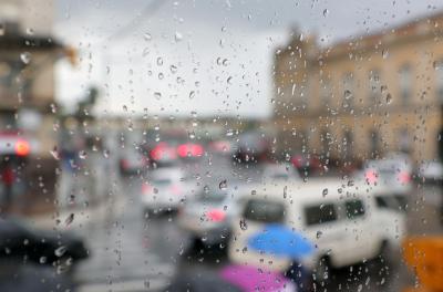Na terça-feira, 21, teremos sol e nuvens, mas o tempo não abre totalmente, com mínimas de 4°C pela manhã e 15°C pela tarde. Quarta-feira, 22, o dia será nublado e pode voltar a chover fraco, com mínima de 7°C e máxima 14°C. Quinta-feira, 23, a temperatura sobe e o tempo abre, com mínima de 10 e máxima de 24, podendo acontecer pancadas de chuva no fim do dia.
