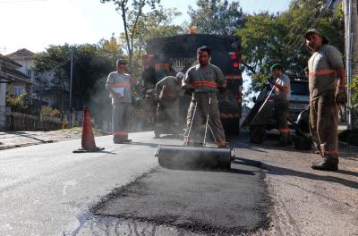 Desde 20 de abril, quando os trabalhos foram intensificados, a operação já realizou 734 serviços em vias de Porto Alegre. Deste total, 405 ruas diferentes foram atendidas: em algumas as equipes passaram mais de uma vez para fazer manutenção em diferentes pontos