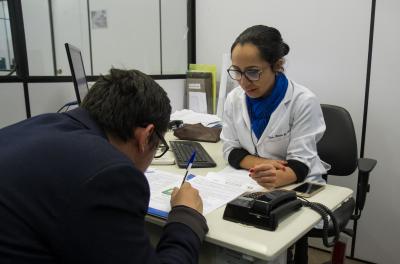 Durante a tarde desta quarta-feira, 22, a médica Diane Moreira do Nascimento, vinculada à Secretaria da Saúde, esteve no Sine Municipal para examinar os trabalhadores e fazer os laudos