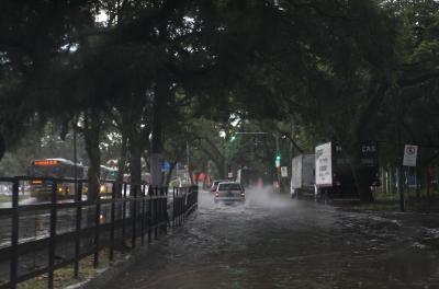 Fortes áreas de instabilidade se formam sobre o Rio Grande do Sul durante a madrugada desta sexta, trazendo pancadas de chuva que serão localmente fortes a torrenciais e acompanhadas de raios e trovoadas