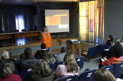 A palestra teve como objetivos orientar os servidores para agir durante situações de emergência, identificar quais os equipamentos ideais para combate a cada tipo de incêndio e quais os métodos de prevenção, além de torná-los multiplicadores dessas informações 