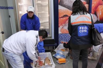 Na ação foram apreendidos e descartados mais de 700 kg de pescado sem procedência, impróprios para o consumo humano