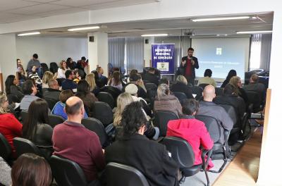 Após encontro na semana passada com as direções das escolas infantis da rede, o secretário municipal de Educação, Adriano Naves de Brito, reuniu-se nesta segunda-feira, 27, no auditório da Smed, com diretores das escolas de nível fundamental