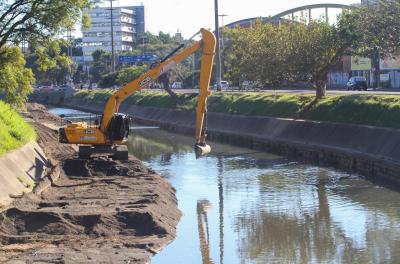 A Secretaria Municipal de Serviços Urbanos (SMSUrb), por meio da Divisão de Manutenção de Águas Pluviais (Dmap), retirou pelo menos 3.677 toneladas de materiais do Arroio Dilúvio, no trecho entre as ruas Silva Só e São Vicente